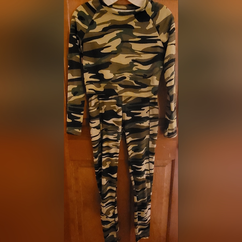 Lydaa 2 piece camo leggings and crop top
